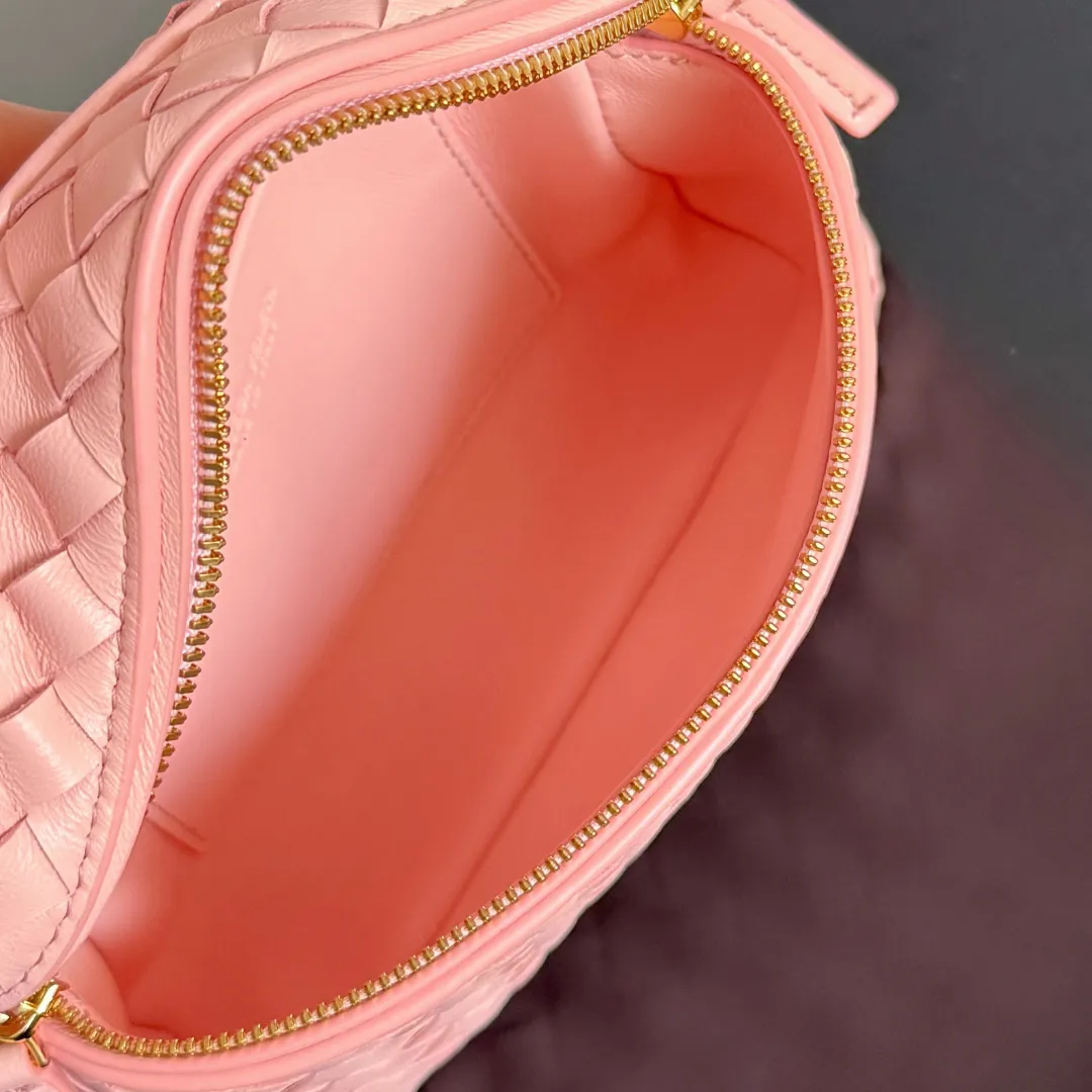 Batch 1480 BOTTEGA VENETA2025 new women's small Soft Vanity cosmetic bag, using the classic Intrecciato weaving technique, inheriting the classics, the ring buckle design 😎 The light metal chain gives you a high-end sense of matching, the chain is removable, and it can be used as a handbag ~ An elegant small bag that is perfect for participating in events. The overall body of the bag is as soft as marshmallow and can be easily kneaded, showing the strong toughness and high-end feel of the leather. The touch of sheepskin is so amazing. It is so healing when pinched! I have absolutely no resistance to small bags! ! ! Style number: 843800 Color: rose pink Size: 19*14*3cm
